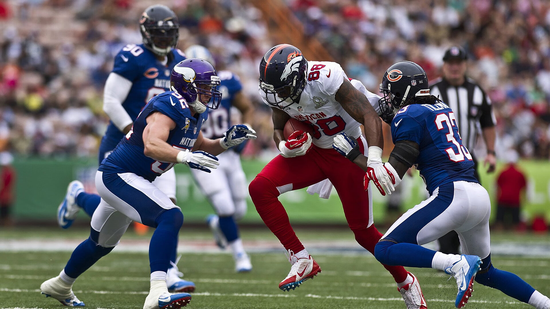 墨西哥球员脚底打滑摔出界，被判越位？，墨西哥队员